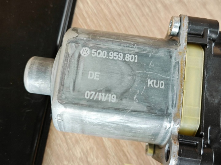 ORIGINAL MÉCANISME PETIT MOTEUR VITRES GAUCHE ARRIÈRE AUDI Q3 II F3 83A839461 46KM