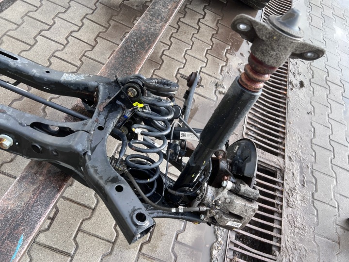 COMPLÈTE POUTRE SUSPENSIONS ARRIÈRE BRAS DE SUSPENSION ZWROTNIE KIA CEED III 18- UNIVERSEL