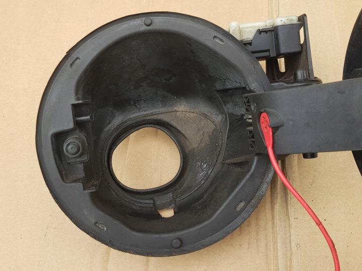 CLAPET GOULOTTE DE REMPLISSAGE CARBURANTS BOUCHON SERVOMOTEUR OPEL INSIGNIA A Z177 EN BON ÉTAT