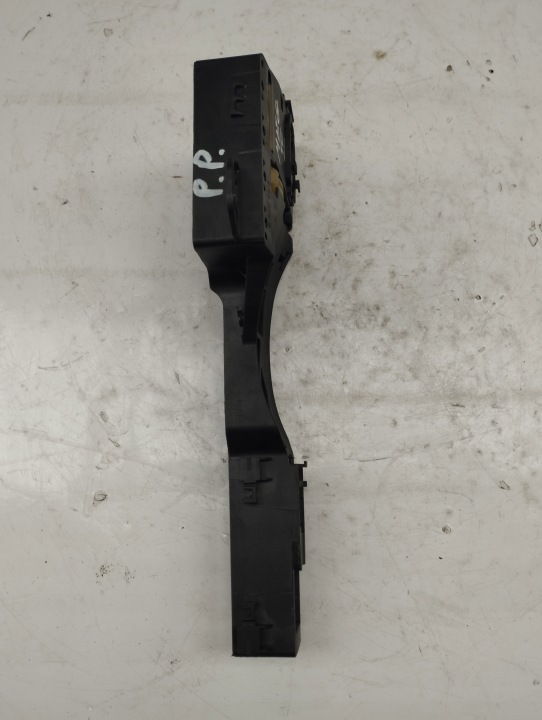 RENAULT MEGANE IV 4 FIXATION SUPPORT POIGNÉES AVANT DROIT 806067663R