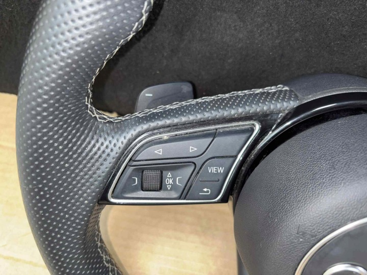 AUDI Q2 S-LINE VOLANT AVEC LAMES COUSSIN CAOUTCHOUC COMME NEUF
