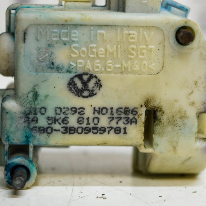 BOUCHON AVEC AVEC SERRURE GOULOTTE DE REMPLISSAGE CARBURANTS VW GOLF VI (5K1) 5K6810773A 2.0L DIESEL 81KW