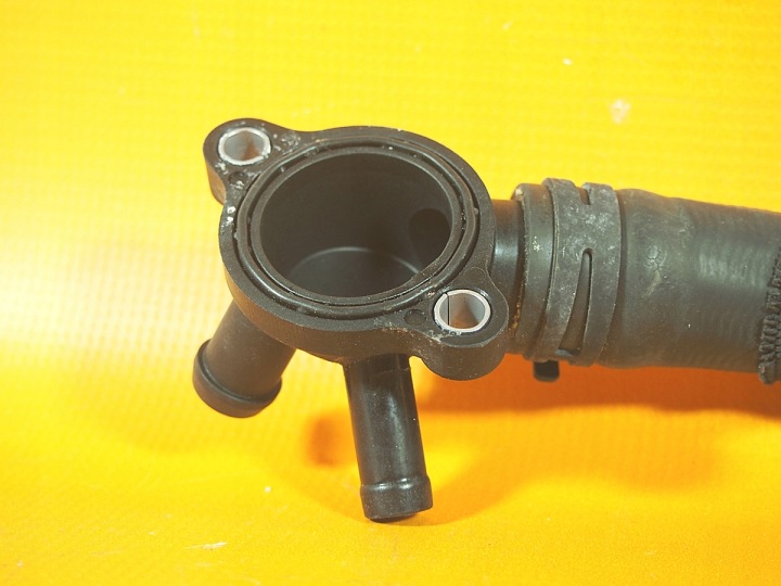 AUDI A5 8T TUYAU EAU REFROIDISSEMENT BRIDE 04L122157BE 04L121131AD