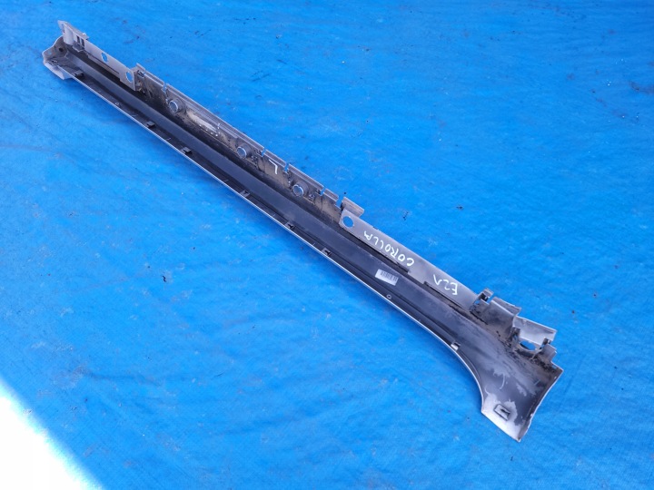 TOYOTA COROLLA E21 MOULURE SEUIL GAUCHE REVÊTEMENT SEUIL BERLINE 75860-02230