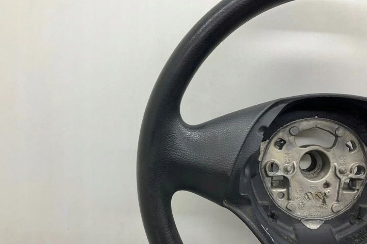 VOLANT BMW 1 (E87) 6763076 2.0L DIESEL 130KW 2010