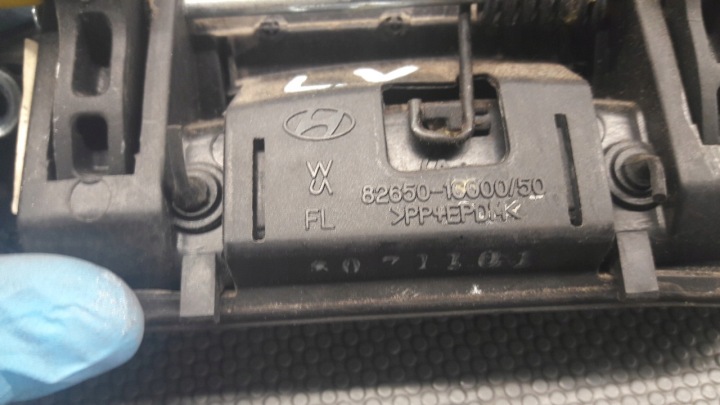 82650-1C000 POIGNÉE GAUCHE AVANT HYUNDAI GETZ