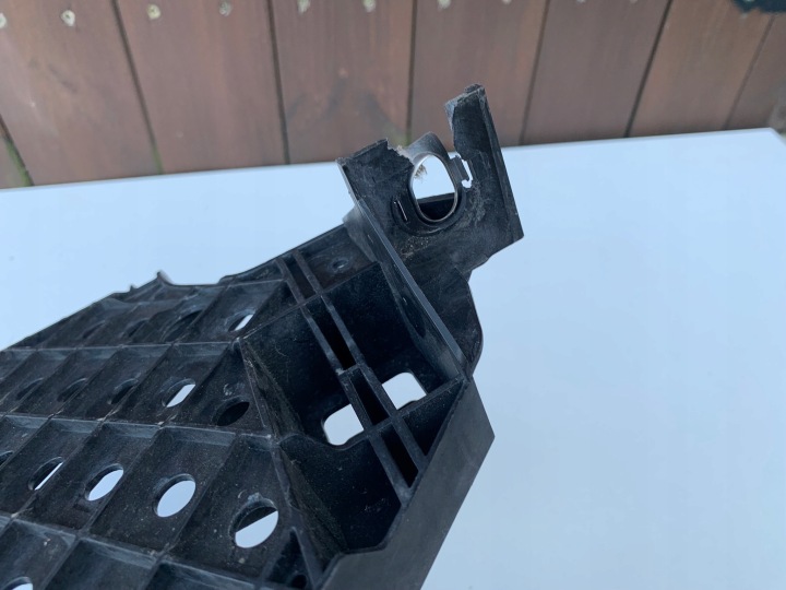 AUDI Q3 POIGNÉE SUPPORT PHARES DROIT 70802
