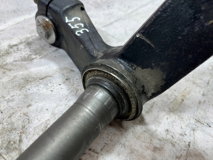 INFÉRIEURE ÉTAGÈRE SUSPENSIONS PEUGEOT SATELIS 125