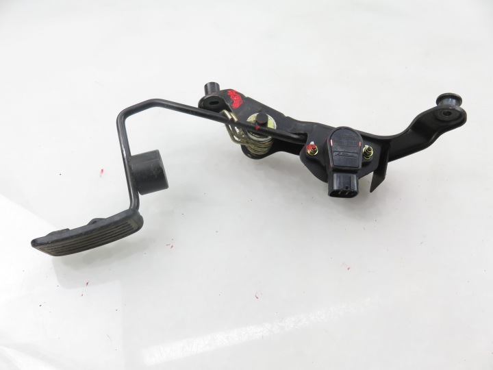 POTENTIOMÈTRE GAZ TOYOTA RAV 4 II 2.0 D-4D 8928133010