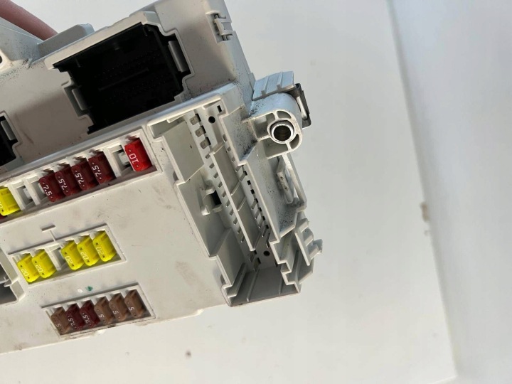 MODULE CONTRÔLEUR CONFORT BCM FIAT 500L 51940209 Y503441020107