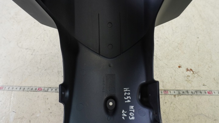 K251 YAMAHA MT-09 MT09 21-25 AILE PASSAGE DE ROUE AVANT B7N-21511