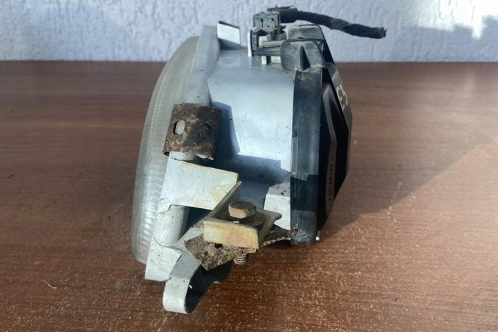 PHARES ANTIBROUILLARD DROIT AVANT AUDI 100 (5000) 14726200 DIESEL 2000