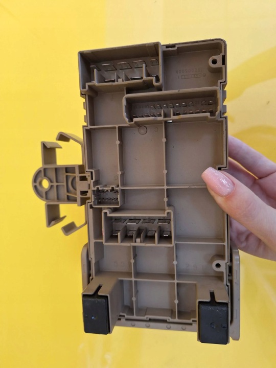 BOÎTE FUSIBLES SUBARU IMPREZA III 82201AG041 NR105