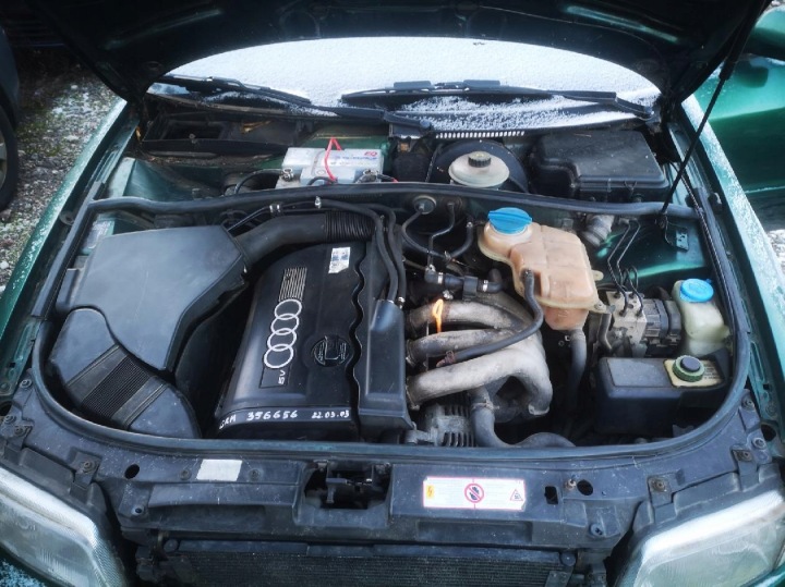 AUDI A4 DÉFLECTEURS AIR VERS CABINES 1997 1.8L 8D1820901