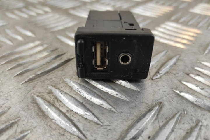 USB TOYOTA PRIUS (_W5_) 8619042040 1.8L 2016