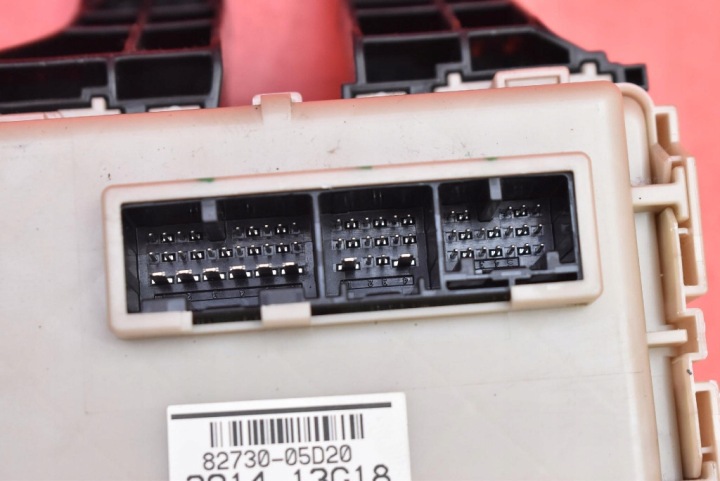 BOÎTE FUSIBLES 82730-05D20 TOYOTA AVENSIS T27 2.0 D-4D LIFT 11-15