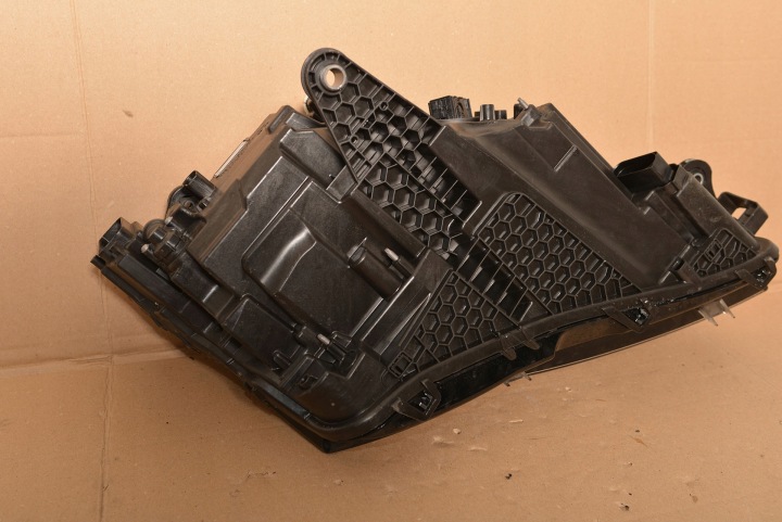 PROJECTEUR PHARE GAUCHE SKODA SUPERB III 11502030000