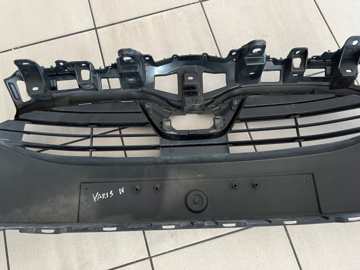 TOYOTA YARIS IV 20- GRILLE CENTRALE PARE-CHOCS AVANT AVANT