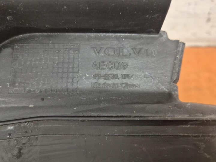 VOLVO V90 16-25 ADMISSION GUIDE D'AIR INFÉRIEURE 32234111
