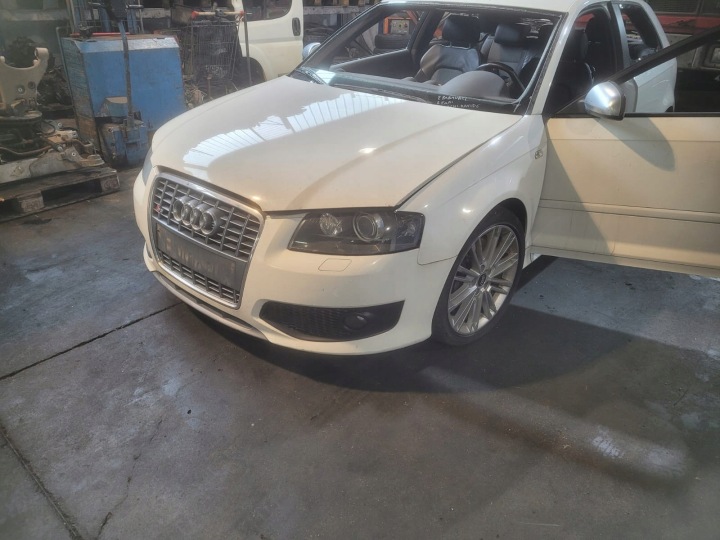 AUDI S3 8P A3 CALANDRE PROTECTION MONTANTS DROITE 8P0867234B