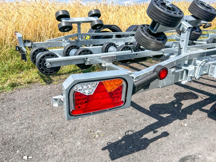 REMORQUE VERS LODZI JACHTU 2T LORRIES PP20 NOWIM PODLODZIOWA SOUS LODKE 7,2M