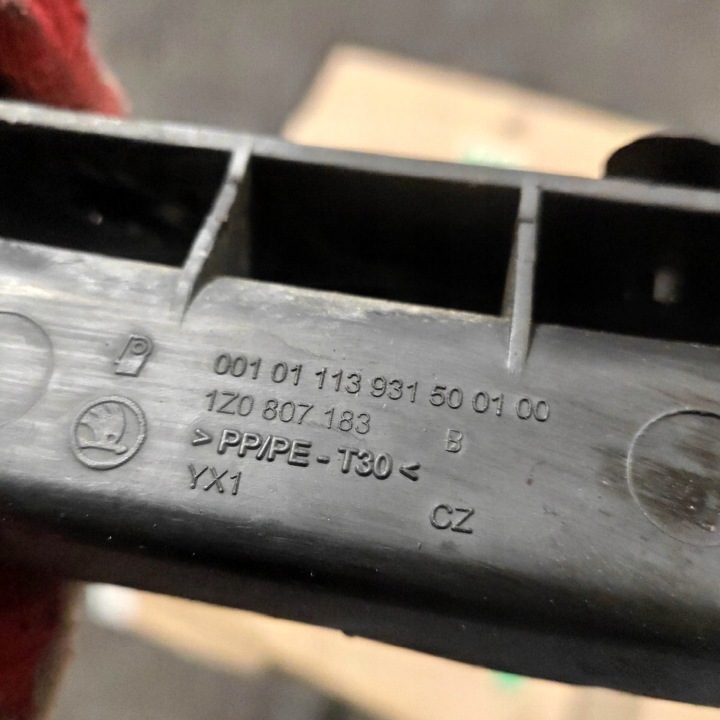 GLISSIÈRE PARE-CHOCS GAUCHE AVANT SKODA OCTAVIA 2 II 1Z0807183B