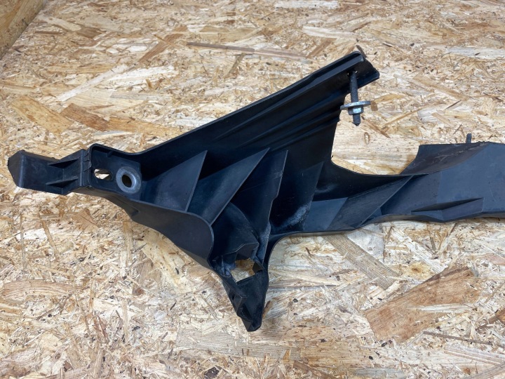 FIXATION POIGNÉE GLISSIÈRE PHARES AVANT DROIT AUDI A1 8X 8X0805608 2010-