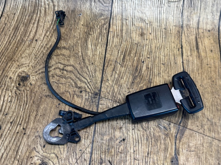 AGRAFE COURROIE AUDI A4 B7 8E0857755G GAUCHE AVANT AVANT CHÂSSIS ENDOMMAGÉE