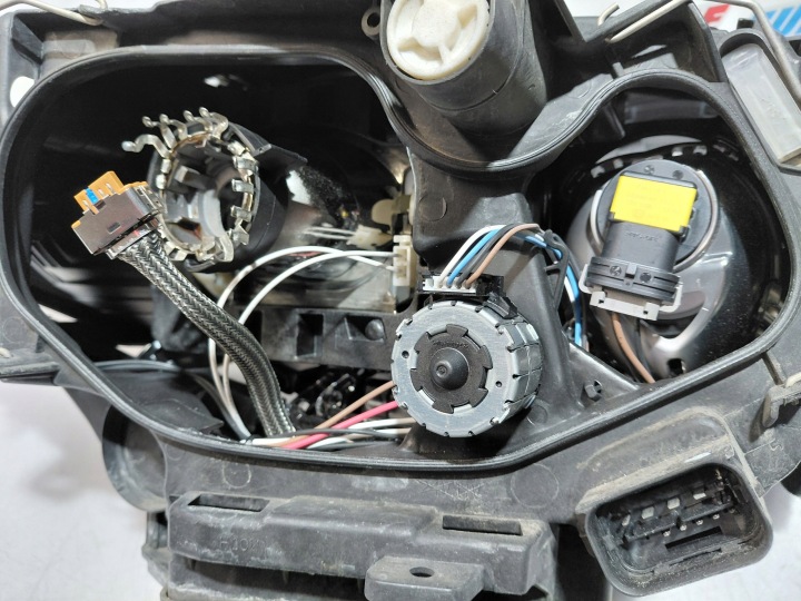 BMW E81 E82 E87 GAUCHE PHARE PROJECTEUR XÉNON 7181289