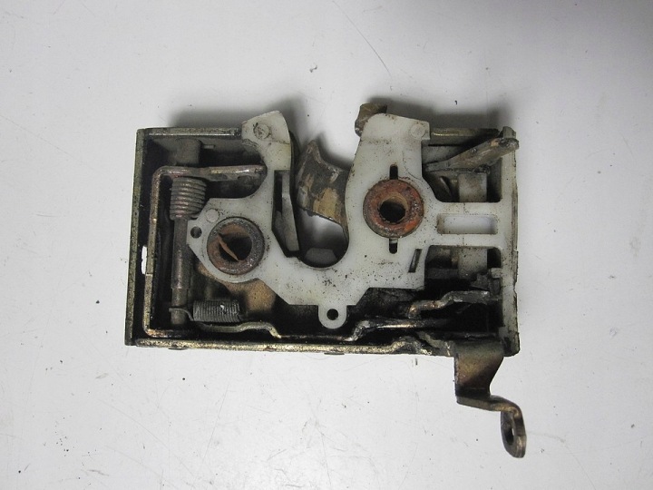 SERRURE DE PORTE AVANT GAUCHE AUDI 80 B3