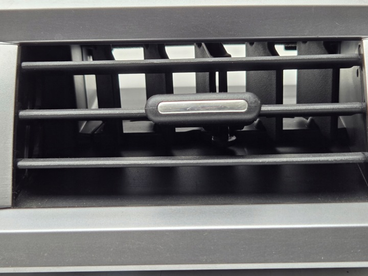SUBARU OUTBACK V GRILLE CONDUIT D'AIR ADMISSION CONSOLES TABLEAU DE BORD CENTRAL 66110AL00A