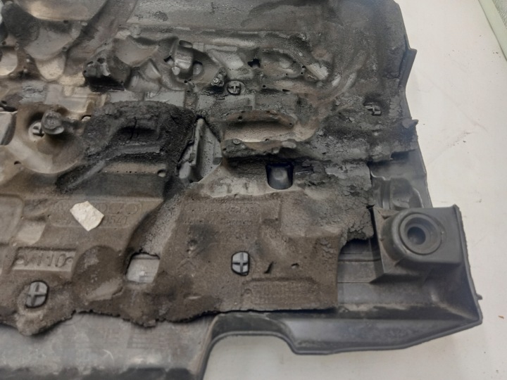 PROTECTION COUVERCLE MOTEUR VW 1,6 2.0 TDI CR 04L103925Q 04L103954T