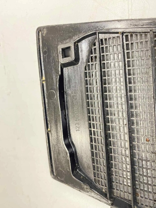 MERCEDES-BENZ W123 GRILLE PLASTIQUE GAUCHE