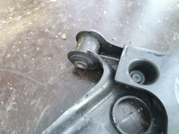 SEAT ARONA LIFT BRAS DE SUSPENSION GAUCHE AVANT 2Q0