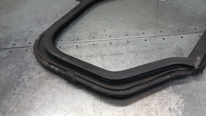 VITRE CARROSSERIE DROITE FORD TRANSIT MK5 03R