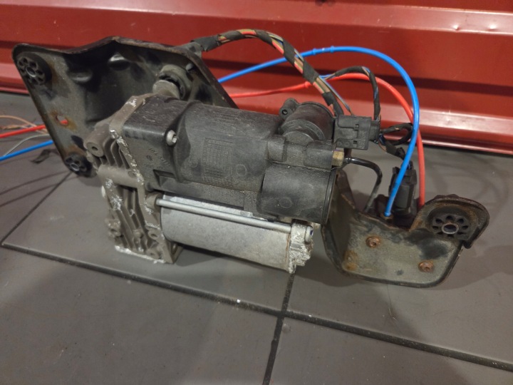 BMW X5 E70 LCI 3.0D N57 COMPRESSEUR SUSPENSIONS AMK 6789938