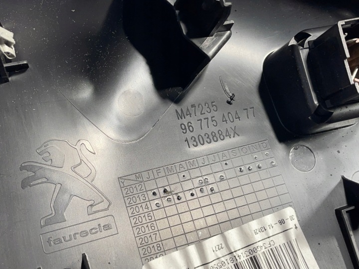PEUGEOT 308 T9 DROITE BOUCHON PROTECTION CONSOLES TABLEAU DE BORD 9677540477