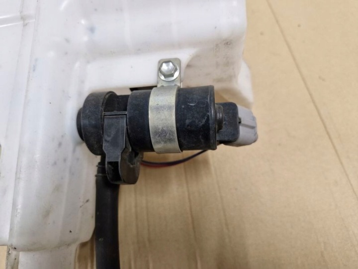 MAZDA CX-7 2.3 B RÉSERVOIR LAVE-GLACES POMPE EG2267480