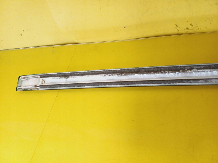 MOULURE PORTES GAUCHE ARRIÈRE MAZDA 323 02R. BERLINE NR389