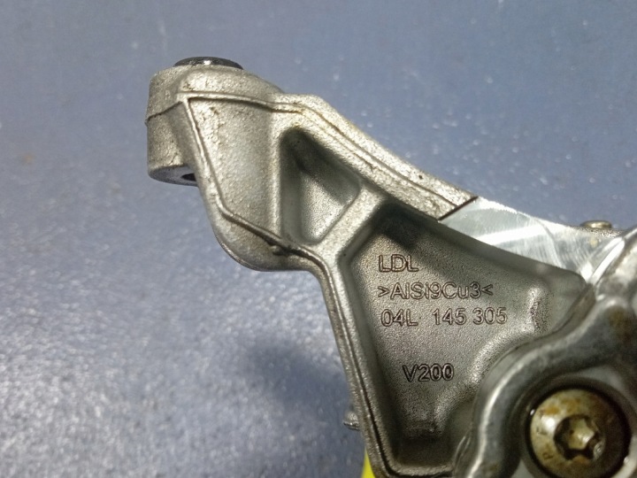 VW PASSAT B8 2.0 TDI POMPE HUILES 04L145305