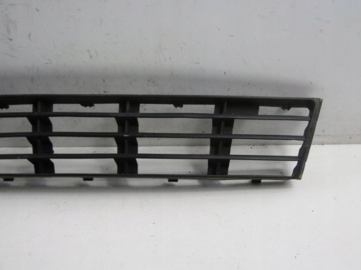 AUDI A4 B5 BOUCHON PARE-CHOCS AVANT CENTRALE LIFT 8D0807683AA