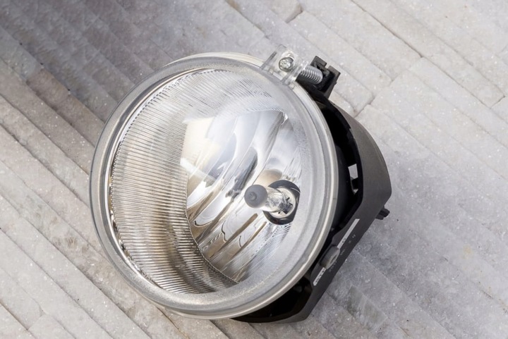 CHRYSLER 300 I 2004-2010 PHARE ANTIBROUILLARD AVANT 61A18080168 L=P