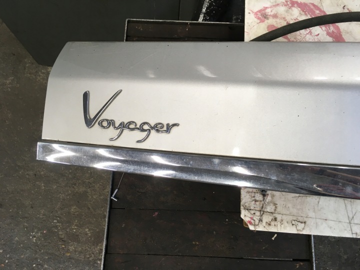 CACHE COUVERCLES DE COFFRE ARRIÈRE LANCIA VOYAGER