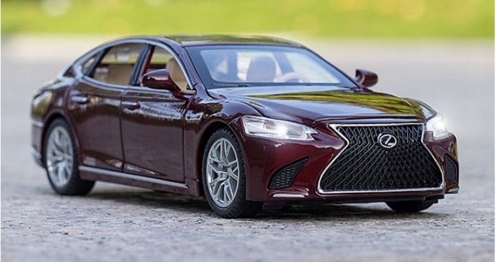 MODÈLE VOITURES LEXUS LS500H DANS SKALI 1:32