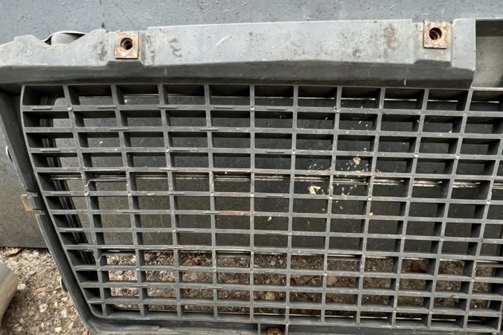 GRILLE MERCEDES-BENZ E (W210) 2108880023 4.3L GASOLINE 205KW 1999