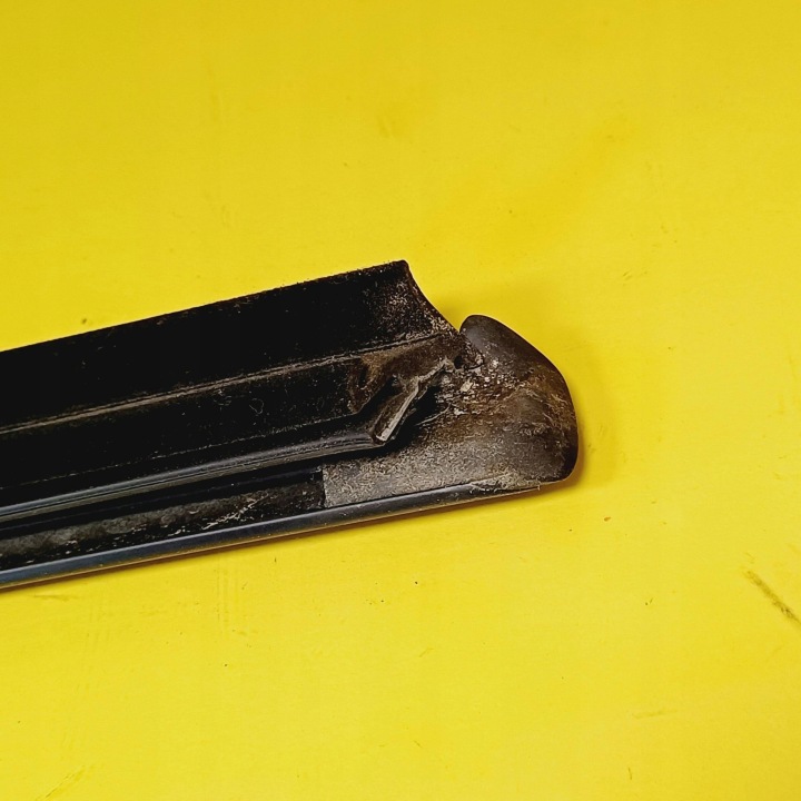 MOULURE RACLOIR GAUCHE AVANT MERCEDES ESSENCE C W203 NR213