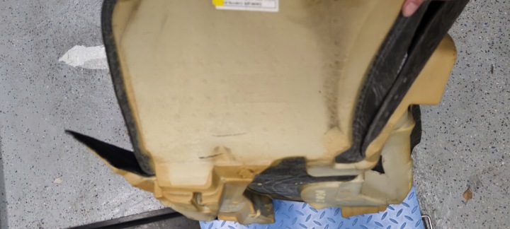 MERCEDES W211 REVÊTEMENT TAPIS DROITE AVANT 4MAT