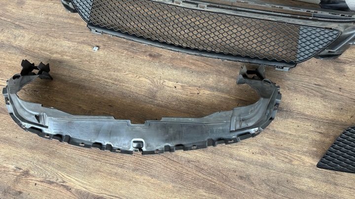 MERCEDES C-KLASA 205 LIFT GRILLE BOUCHON GLISSIÈRE FIXATION AVANT