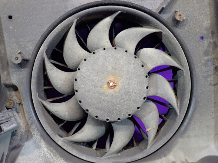 VW TRANSPORTER T4 90-03 2.5 TDI VENTILATEUR RADIATEUR 701121207B