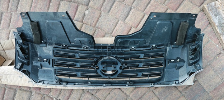 GRILLE CALANDRE NISSAN NAVARA PATHFINDER IV 623105JT0A EN BON ÉTAT
